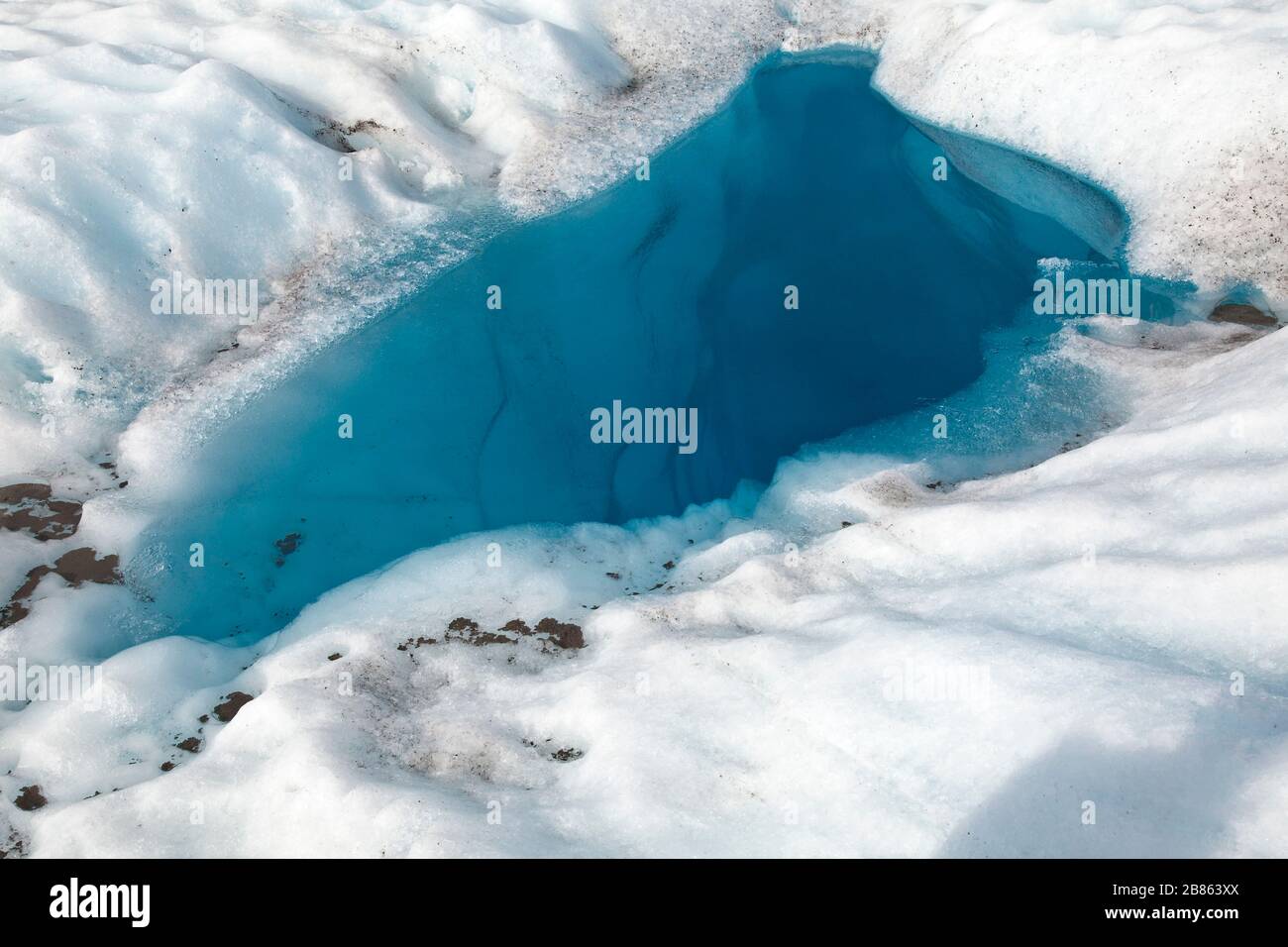 Das Wasser füllte moulin auf dem Wurzelgletscher, Wrangell-St. Elias National Park, Kennecott, Alaska Stockfoto