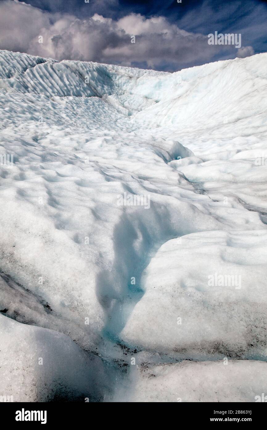 Vertikaler Schuss des Wurzelgletschers vor einem blauen Himmel, Wrangell-St. Elias National Park, Kennecott, Alaska Stockfoto