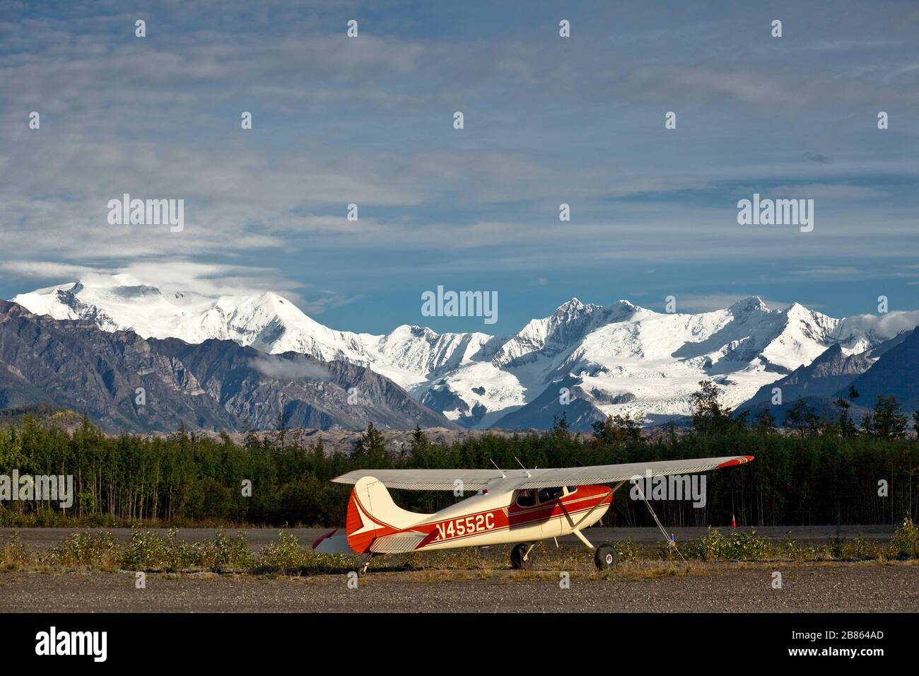 Kleine Flugzeuge, die auf dem Flughafen McCarthy, dem Wrangell-St Elias National Park, McCarthy, Alaska, geparkt wurden Stockfoto