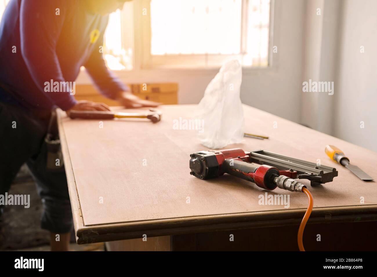 Professionelle Schreinerei und Lackierung von Holzoberflächen. Weicher Fokus. Stockfoto