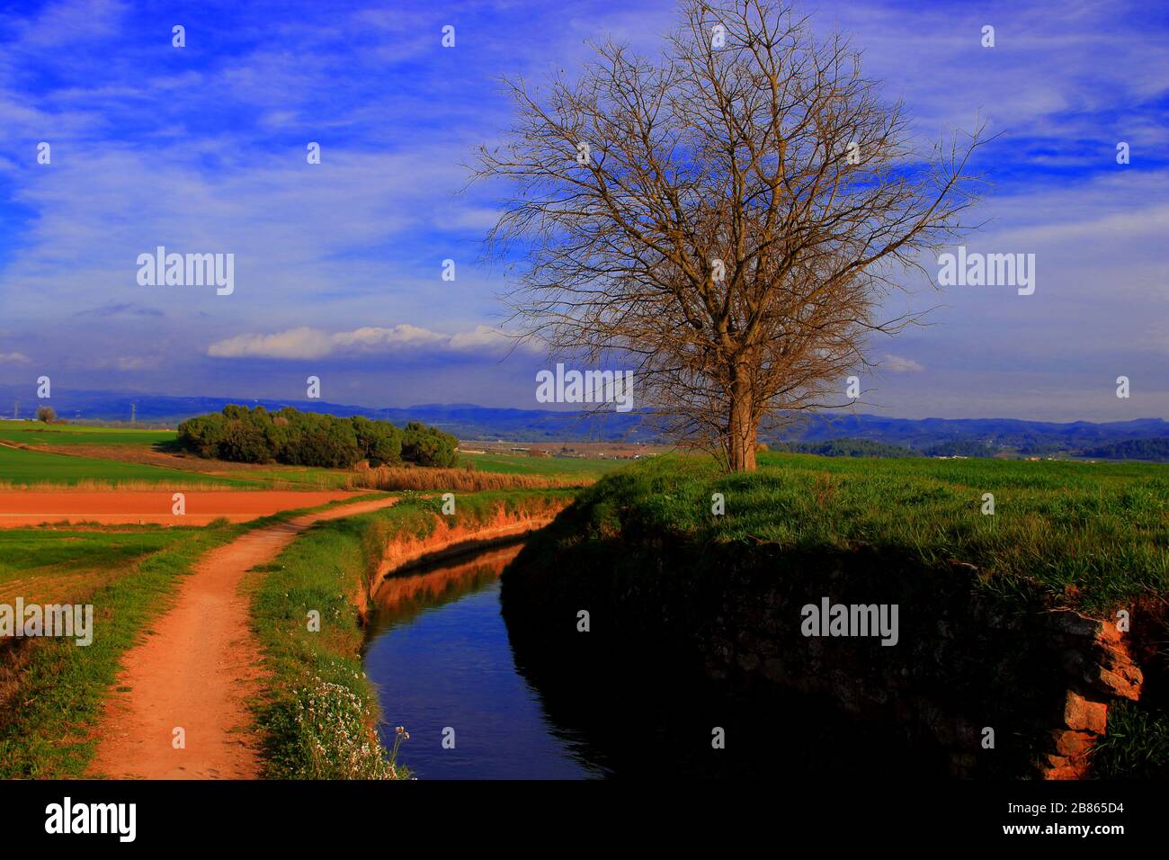 Fußweg neben einem Aquädukt in der Gegend von Pla del Bages mit Ende im Parc de la Sequia Stockfoto