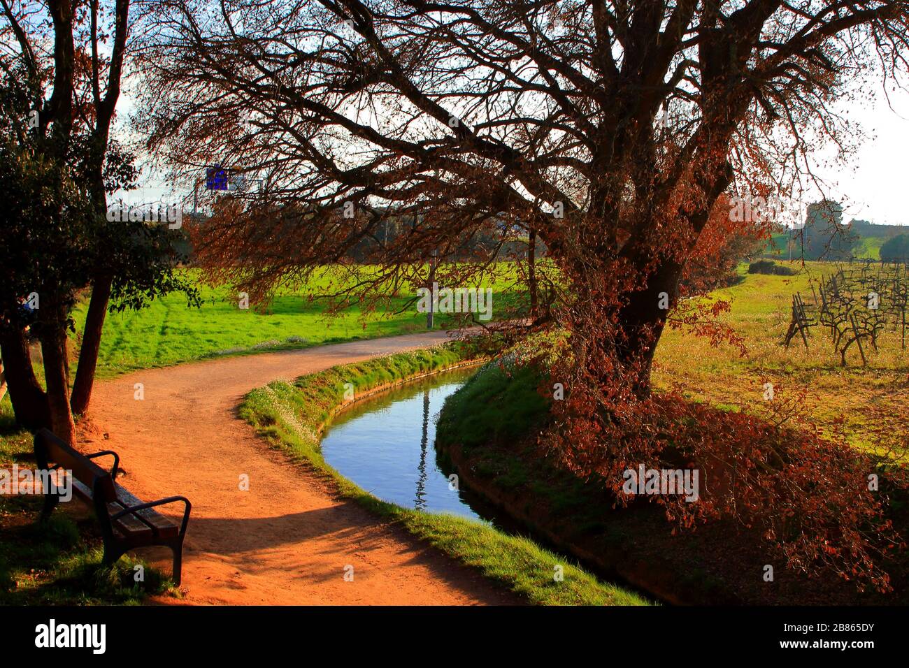 Fußweg neben einem Aquädukt in der Gegend von Pla del Bages mit Ende im Parc de la Sequia Stockfoto