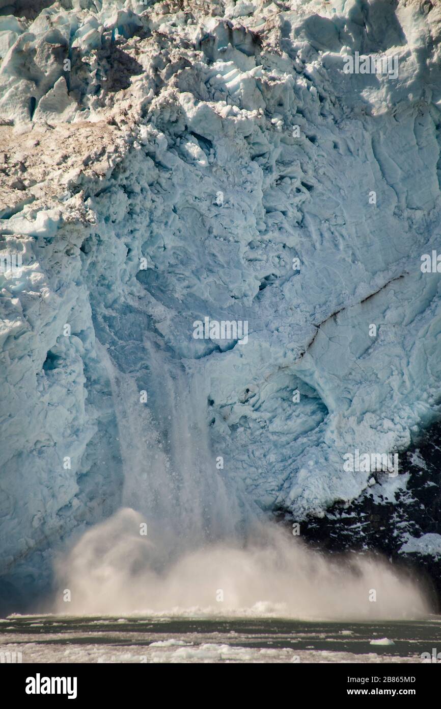 Vertikaler Schuss eines Eisballes des Aialik-Gletschers in der Aialik Bay, Alaska Stockfoto