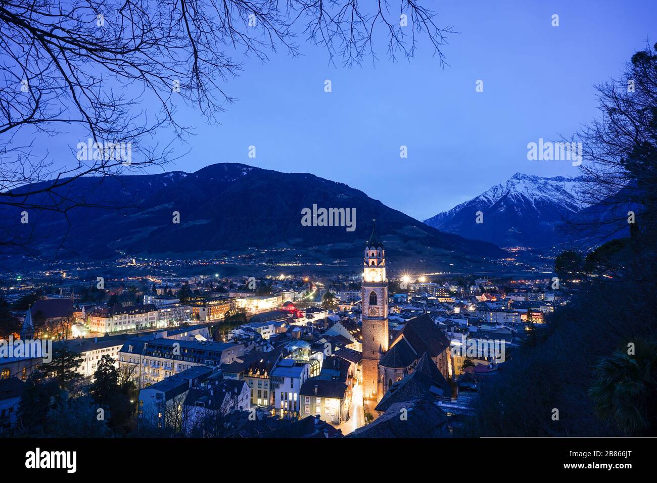 Die Skyline der Stadt Meran/Meran in der Nacht in Südtirol, Italien Stockfoto