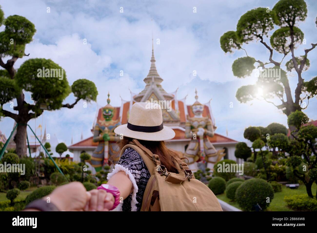 Touristen und ihr Liebhaber reisen und besichtigen im Wat Arun Tempel in Bangkok, Thailand. Ihre Flitterwochen nach Thailand. Stockfoto