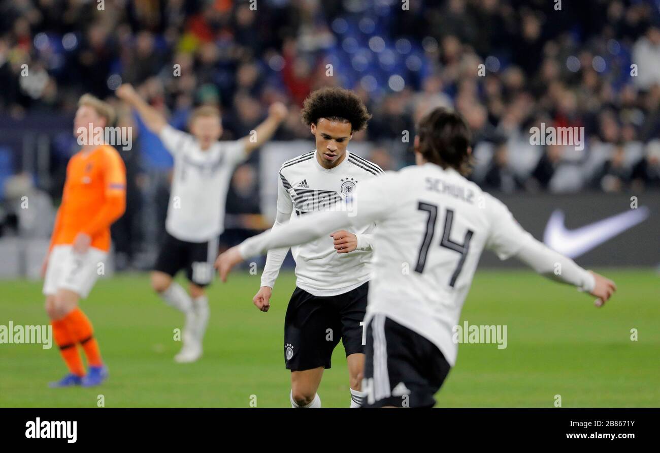 Schalke, Veltins-Arena, 19.11.19 Uhr: Leroy Sane (Deutschland) (M) schiesst das 2:0-Tor und jubelt mit Nico Schulz (R) im LŠnderspiel Deutschland gegen Nied Stockfoto