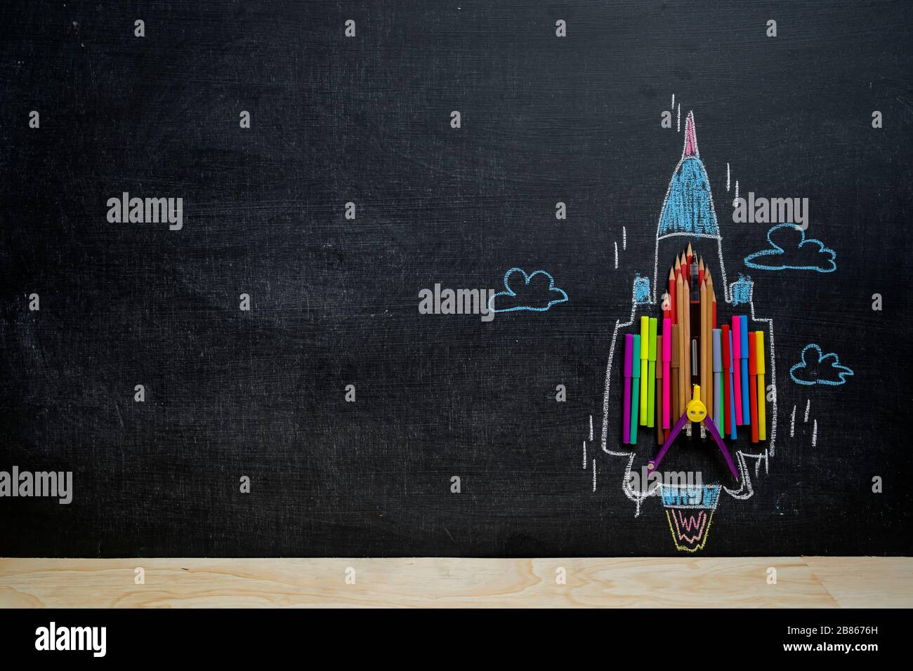 Konzept "Back to School". Schulbedarf, Bleistifte, Zauberfarbe, Stifte, die im Vergleich zum Lernen den Hochgeschwindigkeits-Jets ähneln, müssen gefördert werden Stockfoto