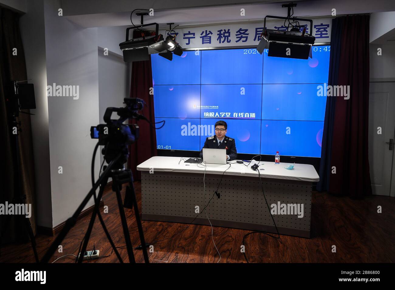 Shenyang, Chinas Provinz Liaoning. März 2020. Ein Mitarbeiter führt die Steuerpolitik durch Live-Streaming in Shenyang ein, der Hauptstadt der nordostchinesischen Provinz Liaoning, am 20. März 2020. Liaoning Provincial Tax Service begann vor kurzem, Beratungsdienste für steuerliche Anreize während der Epidemie in Form von Live-Streaming bereitzustellen. Credit: Pan Yulong/Xinhua/Alamy Live News Stockfoto