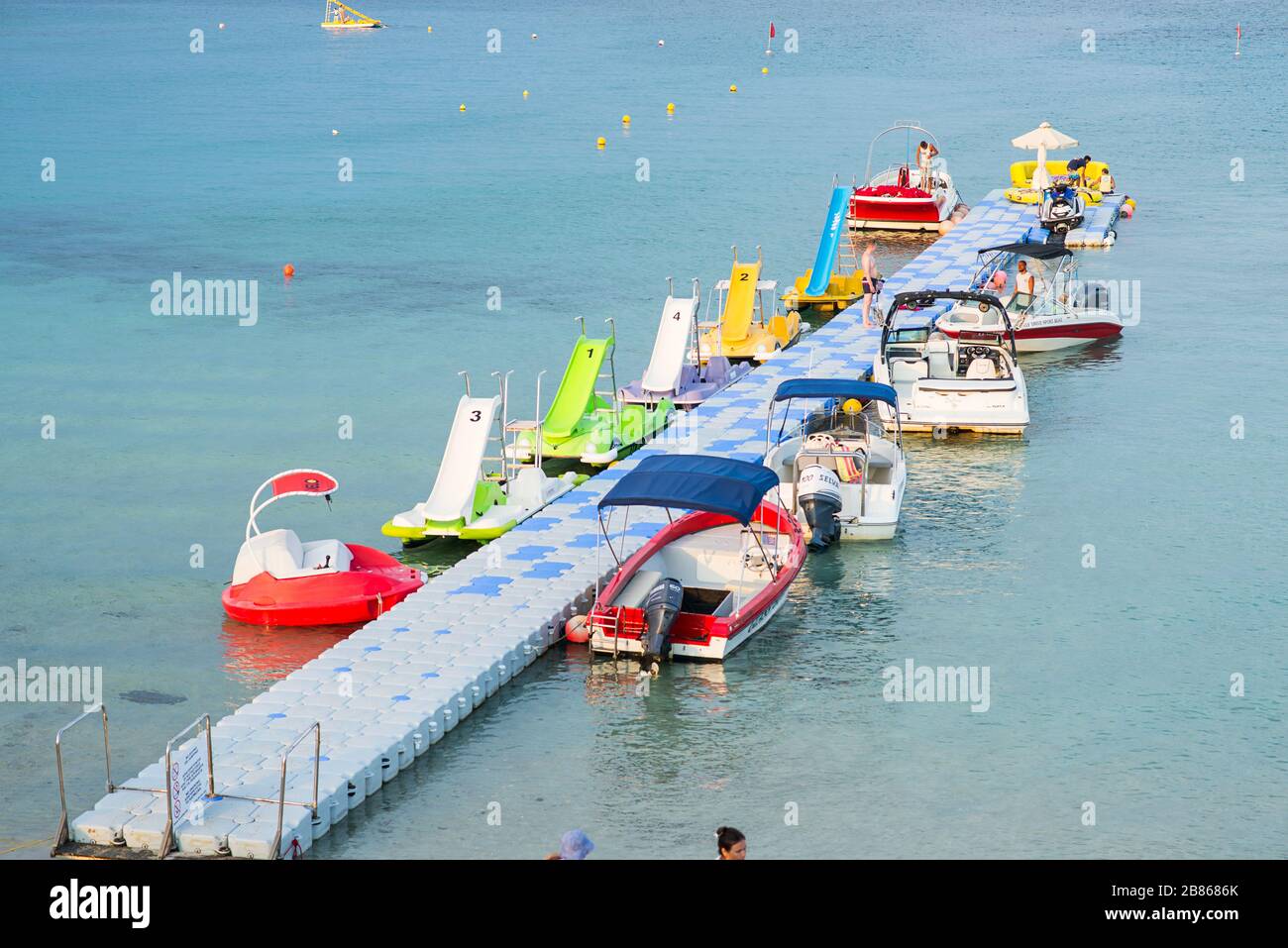 Protaras. Zypern - 5. Oktober 2018: Schwimmender Pier mit Booten und Katamaranen. Unterhaltung für Touristen im Urlaub. Abb. Tree Bay in Protaras. Zypern. Stockfoto
