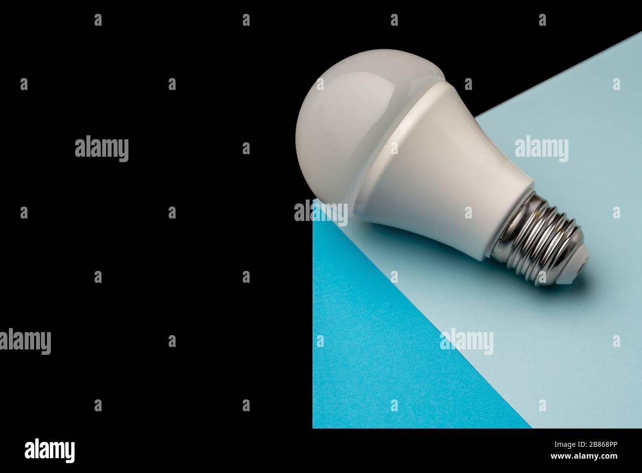 Eine Glühbirne der neuen Generation auf einem dreidimensionalen Würfel, konzeptionelle Ideen Stockfoto