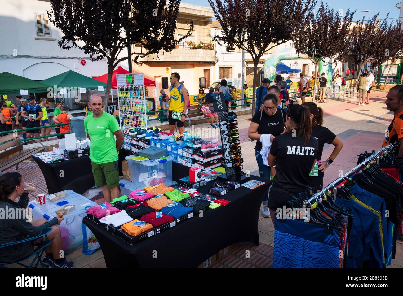 Marktstand, der zum Start des Cross-Country-Rennens in den Bergen von La Safor in Spanien Laufausrüstung verkauft Stockfoto