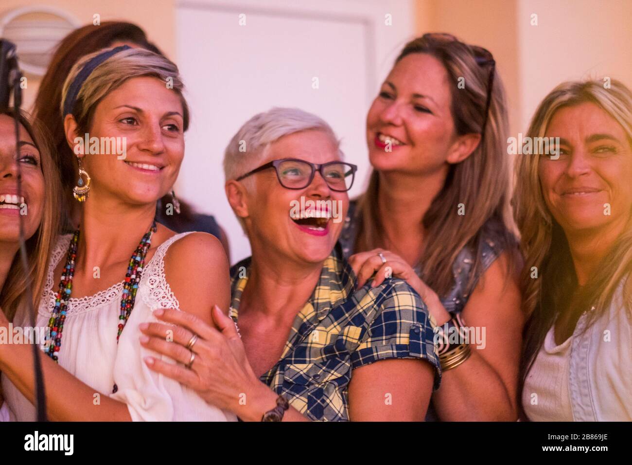 Die Gruppe der gemischten Altersdame hat Spaß zusammen in der Freundschaft Stockfoto