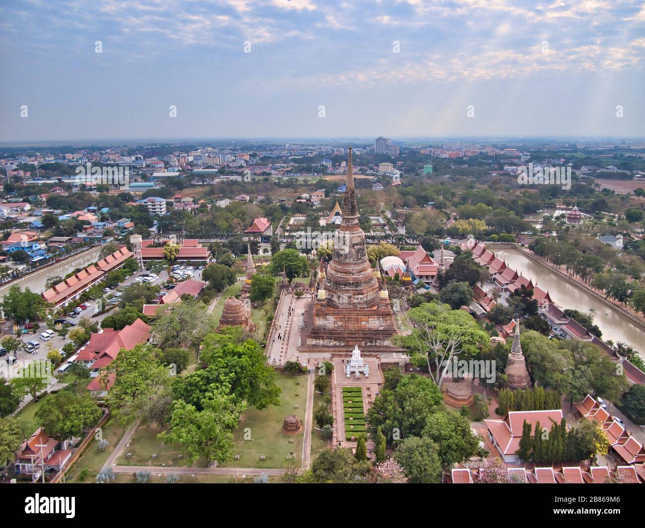 Luftansicht Mit Drone. Buddha-Statuen vor Stupa im Wat Yai Chai Mongkhon, Ayutthaya, Thailand Stockfoto