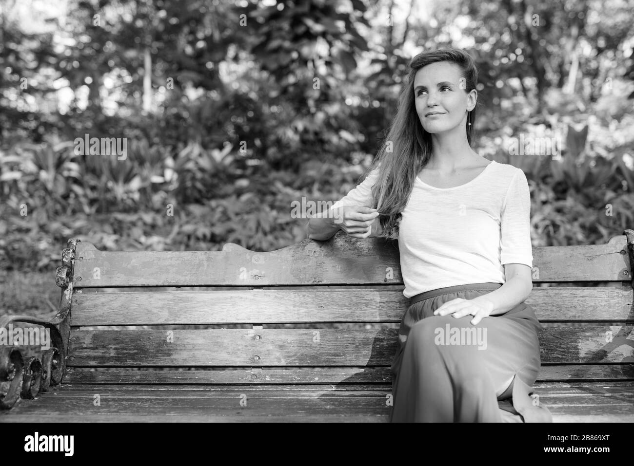 Porträt einer schönen Frau, die sich im Park entspannen kann Stockfoto