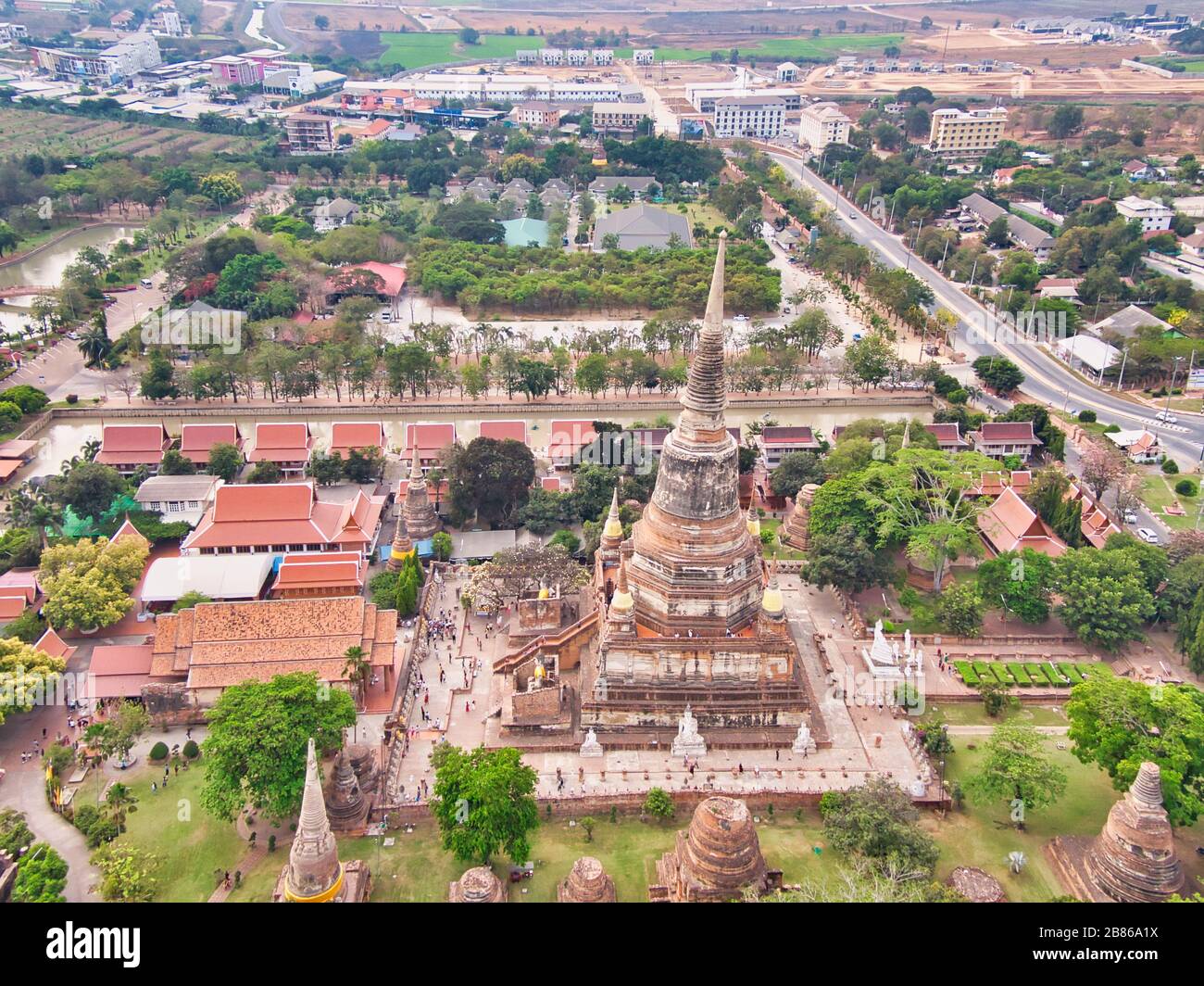 Luftansicht Mit Drone. Buddha-Statuen vor Stupa im Wat Yai Chai Mongkhon, Ayutthaya, Thailand Stockfoto