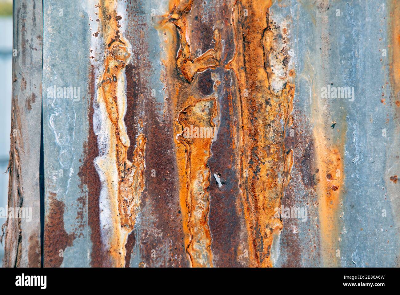 Alte Zinkbleche strukturierter Hintergrund, rostig auf verzinkter Metalloberfläche. Stockfoto