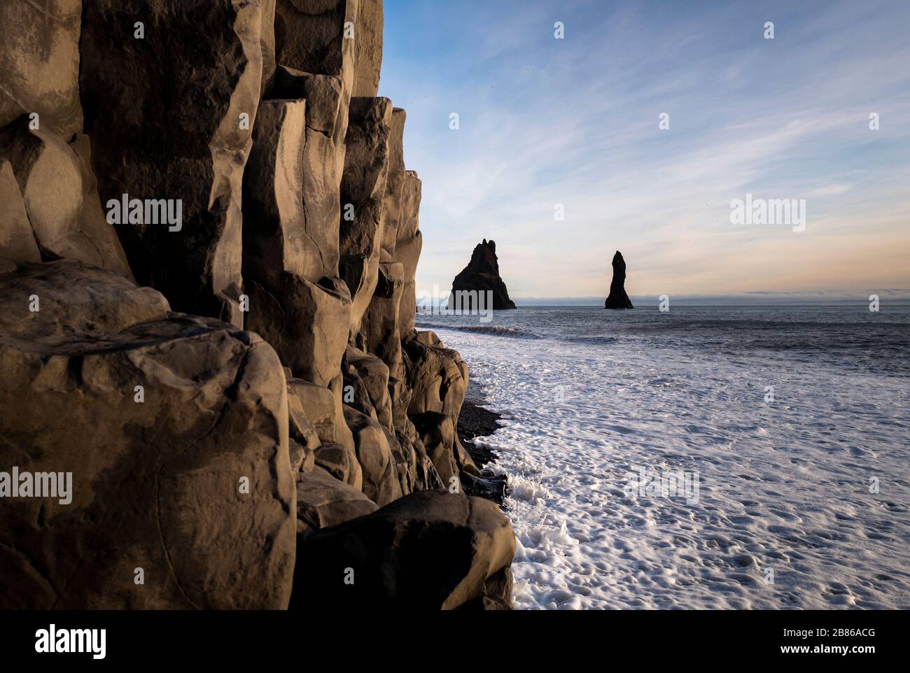 Reynisdrangar Rock Säulen bei Sonnenaufgang, Vik Myrdal, Süden Islands Stockfoto