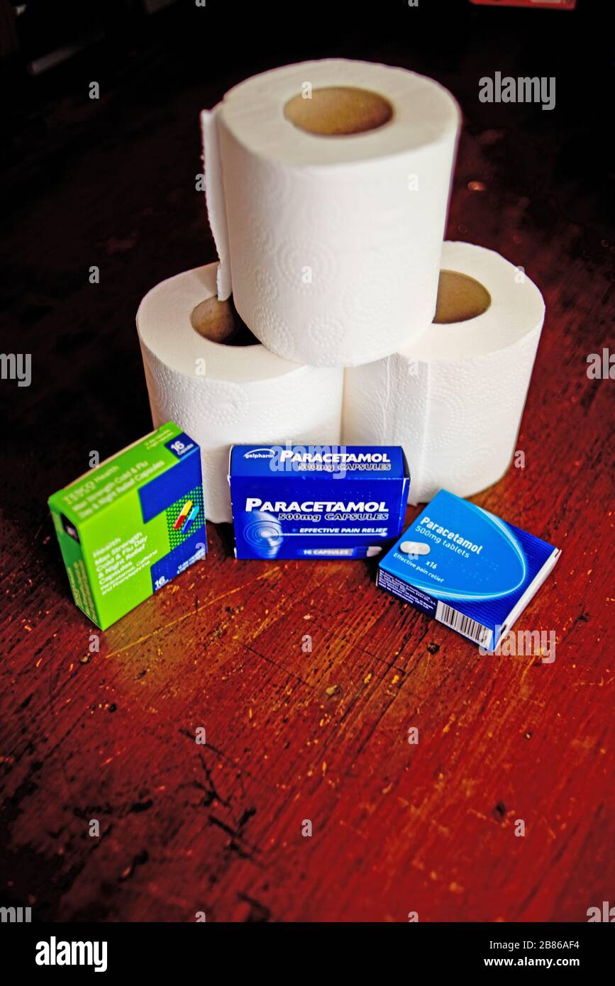 Großkauf, Haushaltern, toilettenrollen und Medikamente Stockfoto