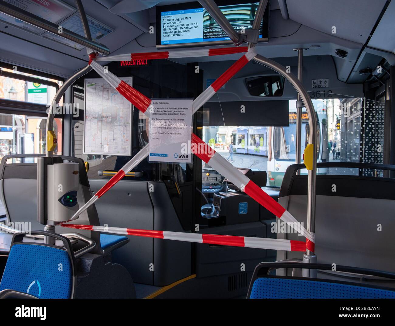 Augsburg, Deutschland. März 2020. In einem Bus des öffentlichen Versorgungsunternehmens ist der Bereich um den Busfahrer mit Flatterband abgesperrt. Die PNV wird weiter ausgedünnt. Kredit: Stefan Puchner / dpa / Alamy Live News Stockfoto