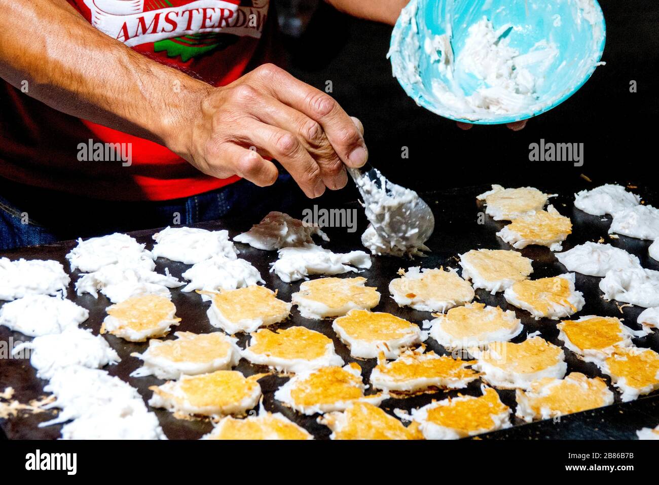 Khanom khrok (Coconut-Rice Pfannkuchen) ist ein gemeinsames Straßennahrungsmittel in Thailand Stockfoto