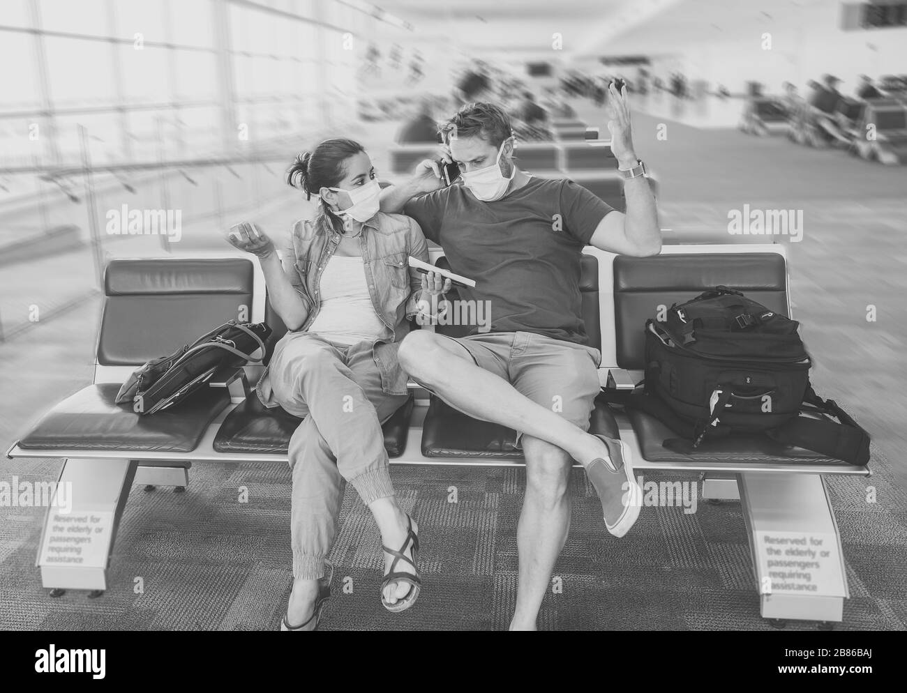 Reisebeschränkungen für Coronavirus Outbreak. Reisende mit Gesichtsmaske am internationalen Flughafen, die von Flugausfällen und Reiseverboten betroffen sind. COVID-19 Stockfoto