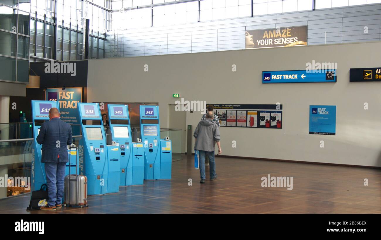 KOPENHAGEN, DÄNEMARK - 6. Jul. 2015: Check-in-Schalter am Flughafen Kopenhagen Stockfoto
