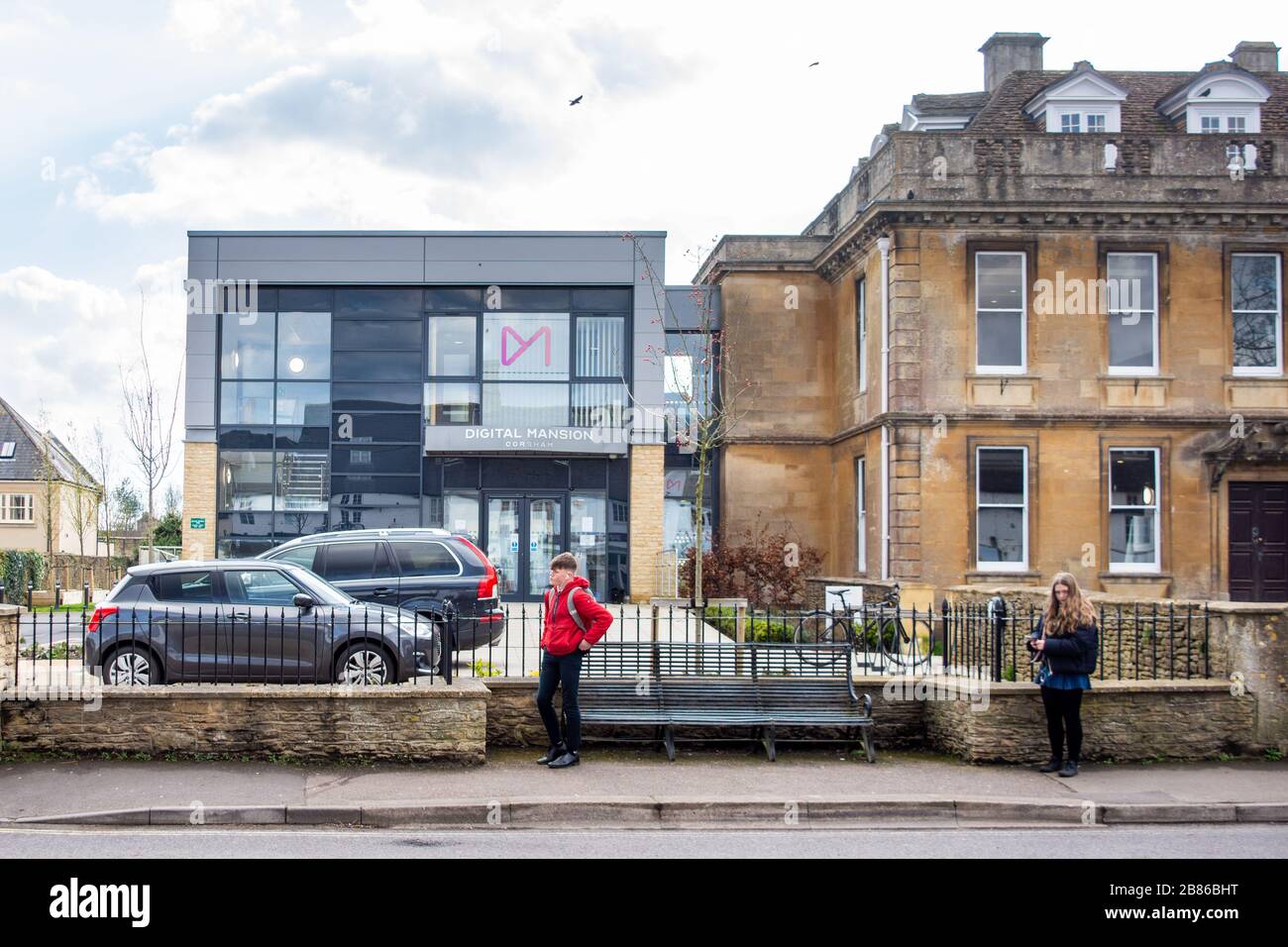 Die moderne Architekturerweiterung auf ein denkmalgeschütztes Gebäude, das Teil der Arbeitsumgebung Digital Mansion in Corsham Wiltshire ist Stockfoto