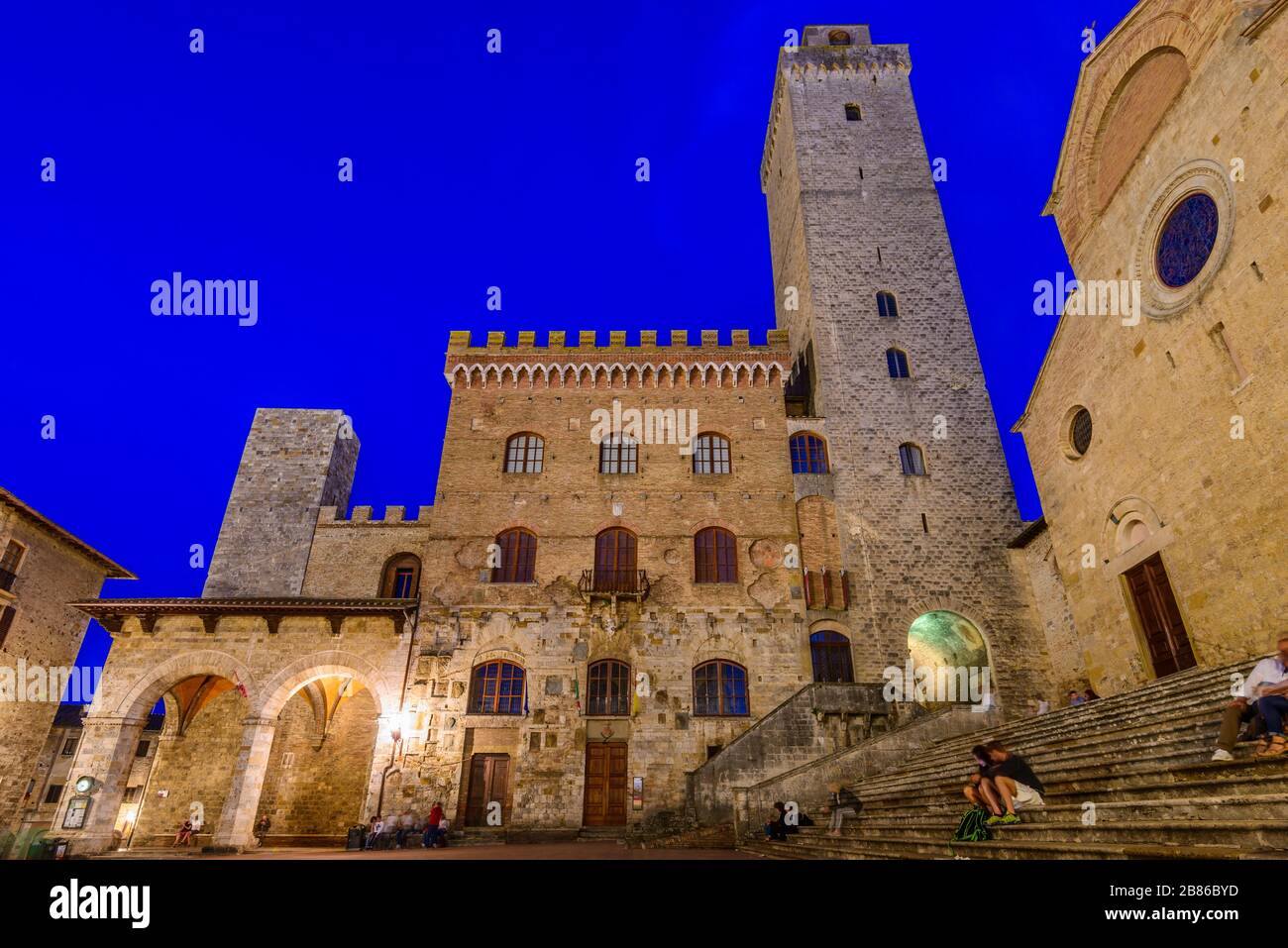 San Gimignano, Toskana: Palazzo Comunale, Torre Grossa und Duomo di San Gimignano (Stiftskirche Santa Maria Assunta) auf der Piazza del Duomo. Stockfoto