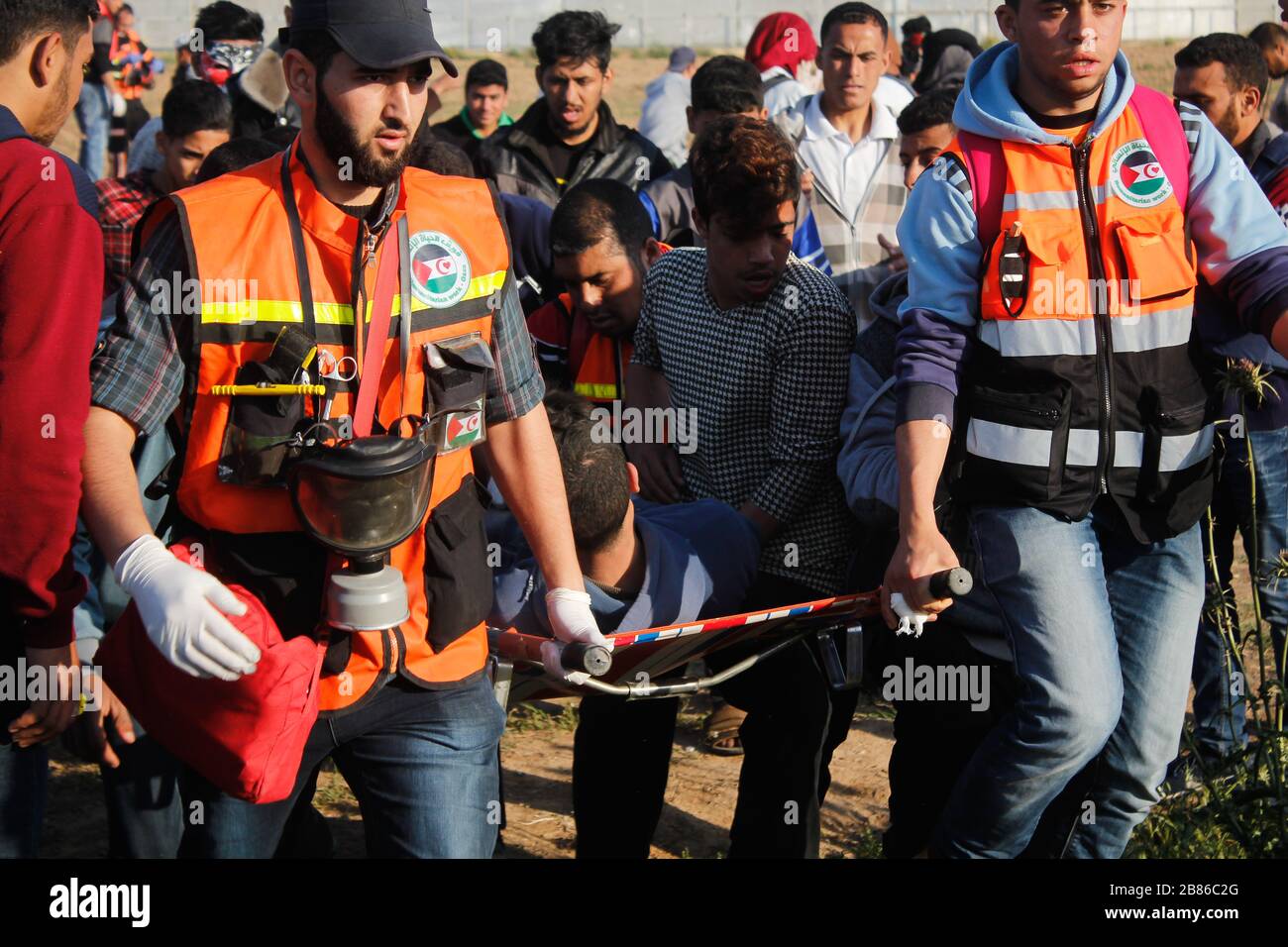Ein Mann wurde von den israelischen Besatzungstruppen bei Zusammenstößen zwischen den palästinensern und der israelischen Armee im Osten des Gazastreifens an der Israeliten verletzt Stockfoto