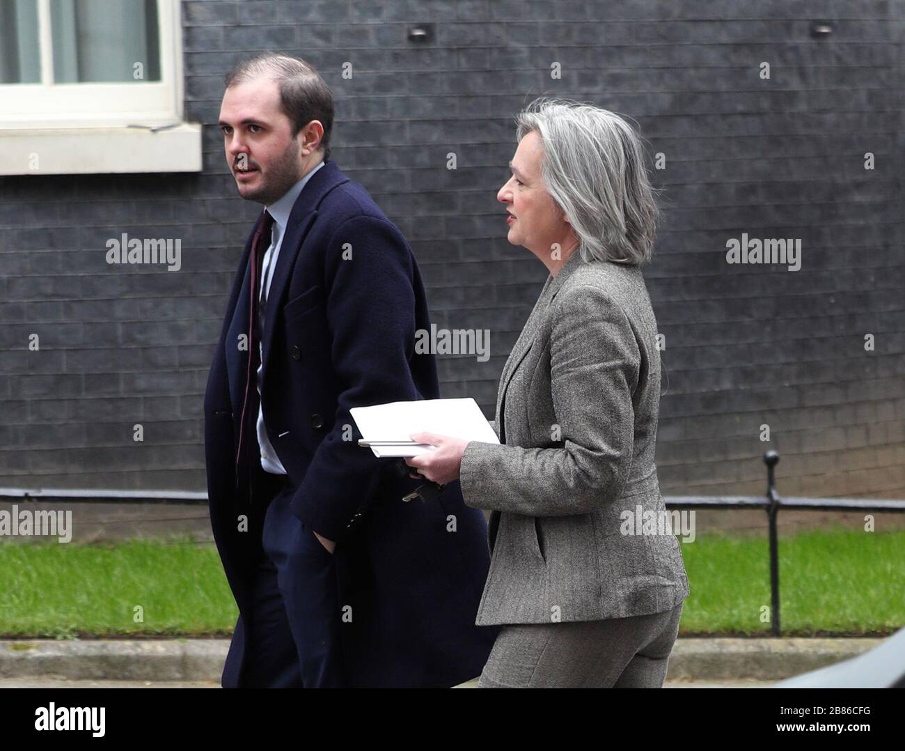 Plaid Cymru MP Liz Saville Roberts Ankunft in Downing Street, London, da die Zahl der Coronavirus Todesopfer in Großbritannien am Donnerstag um 13 Uhr 144 erreichte, mit etwa vier von zehn aller bisherigen Todesfälle in London. Stockfoto