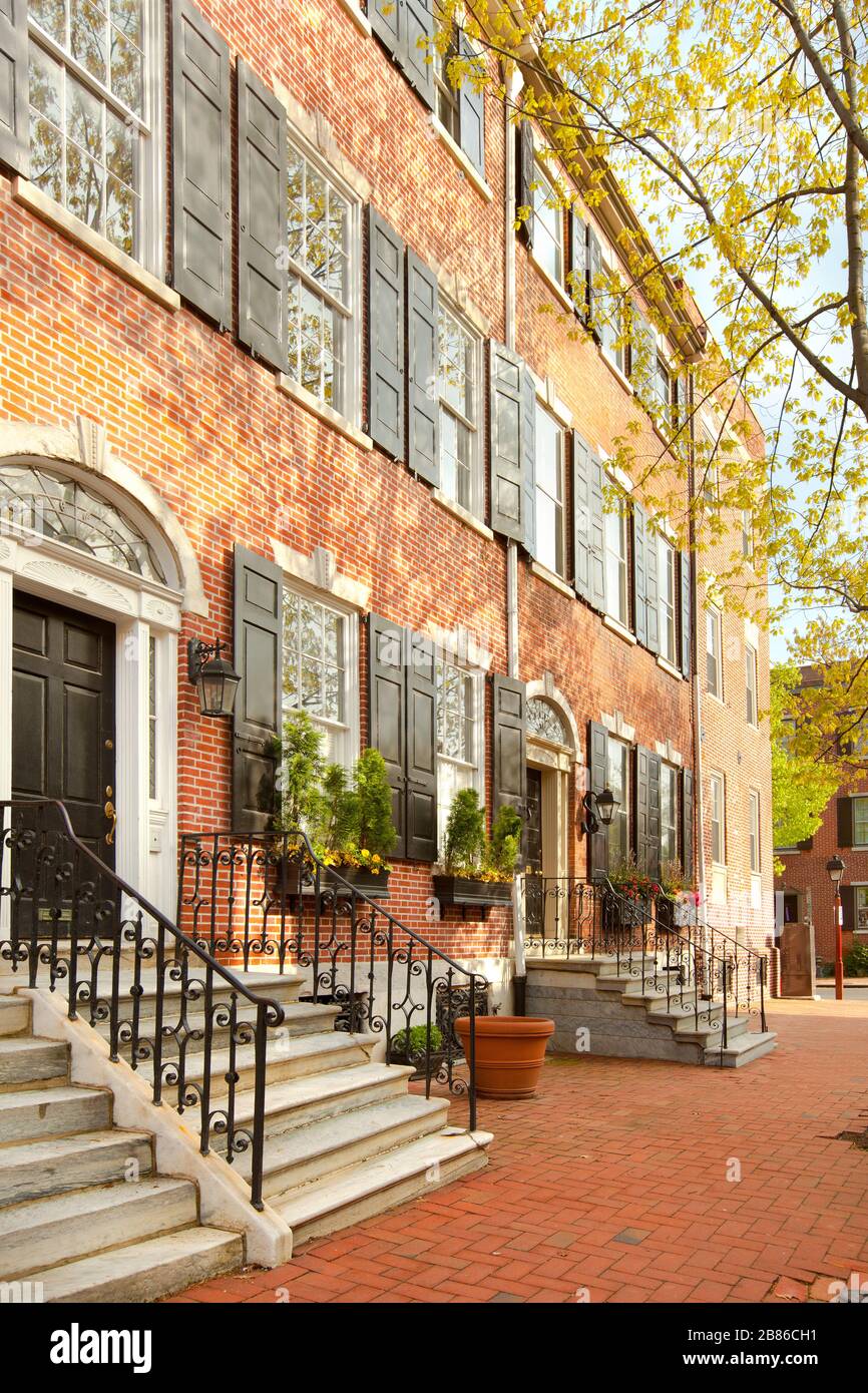 Philadelphia, Pennsylvania, Vereinigte Staaten - traditionelles Ziegelhaus im Kulturbezirk der Altstadt. Stockfoto