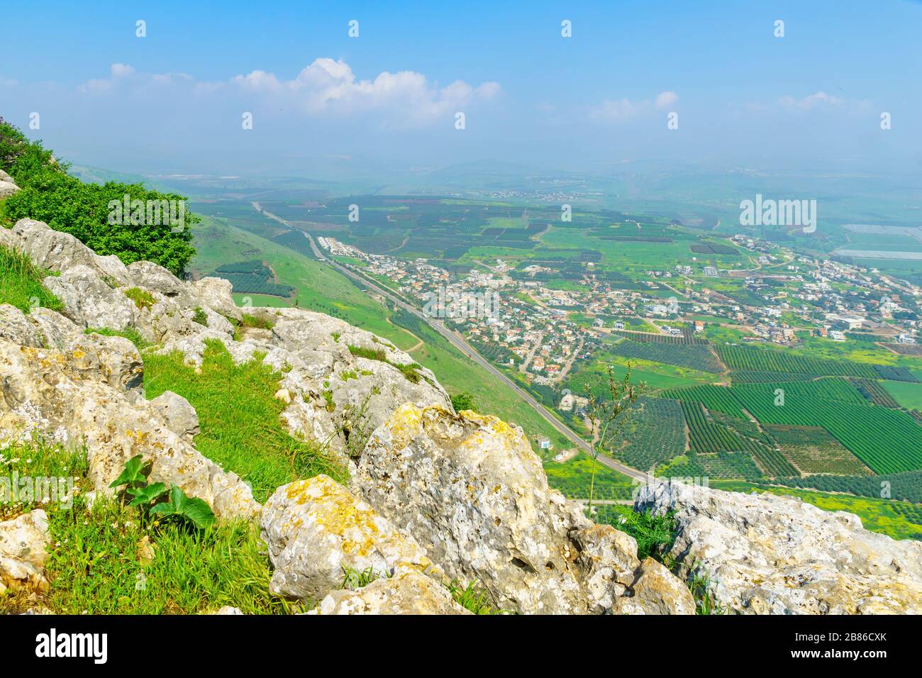 Blick auf die Landschaft vom Berg Arbel mit Migdal und Landschaft. Nordisraelisch Stockfoto