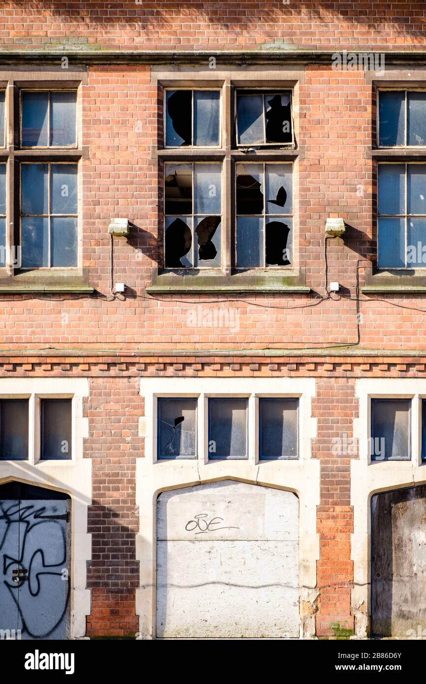 Verderbtes Gebäude mit geendeter Fassade und einem Fenster mit zertrümmtem Glas, Nottingham, England, Großbritannien Stockfoto