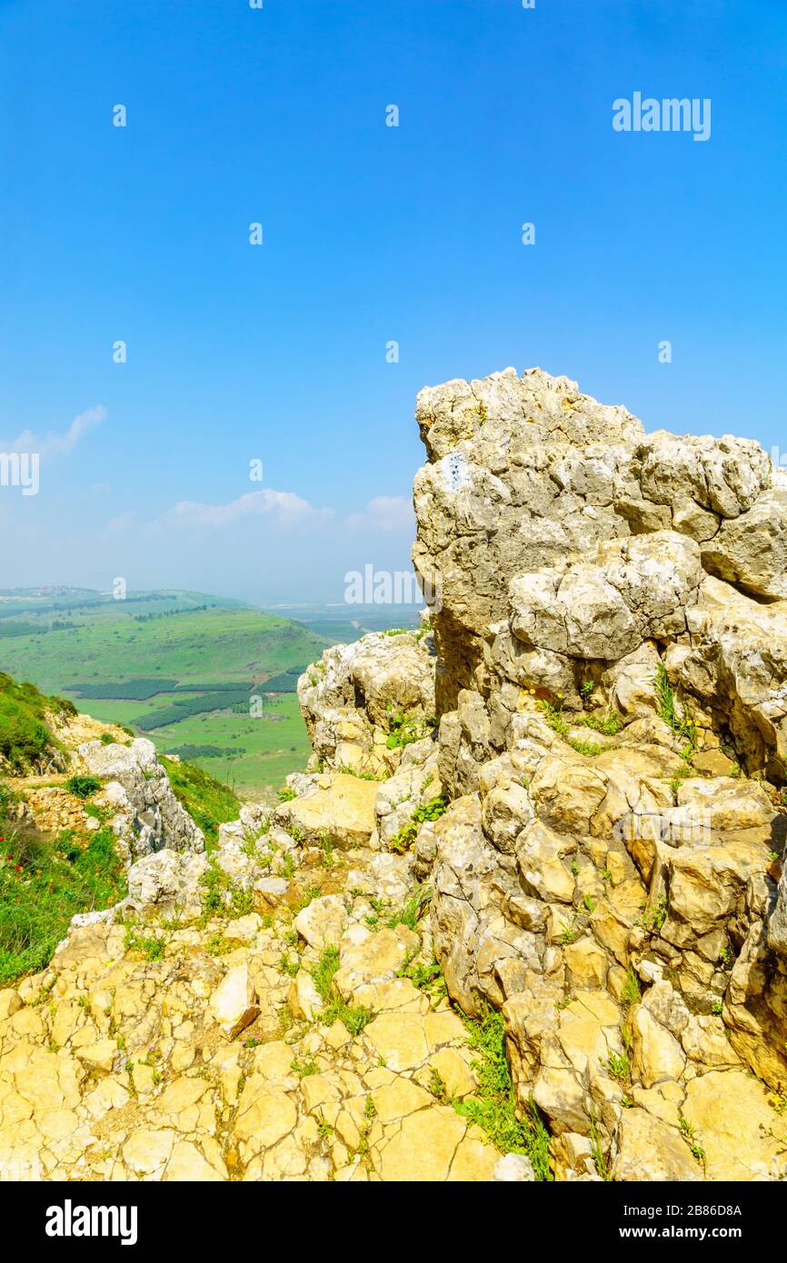 Blick auf Felsen und Landschaft auf den Berg Arbel, Nordisraelisch Stockfoto