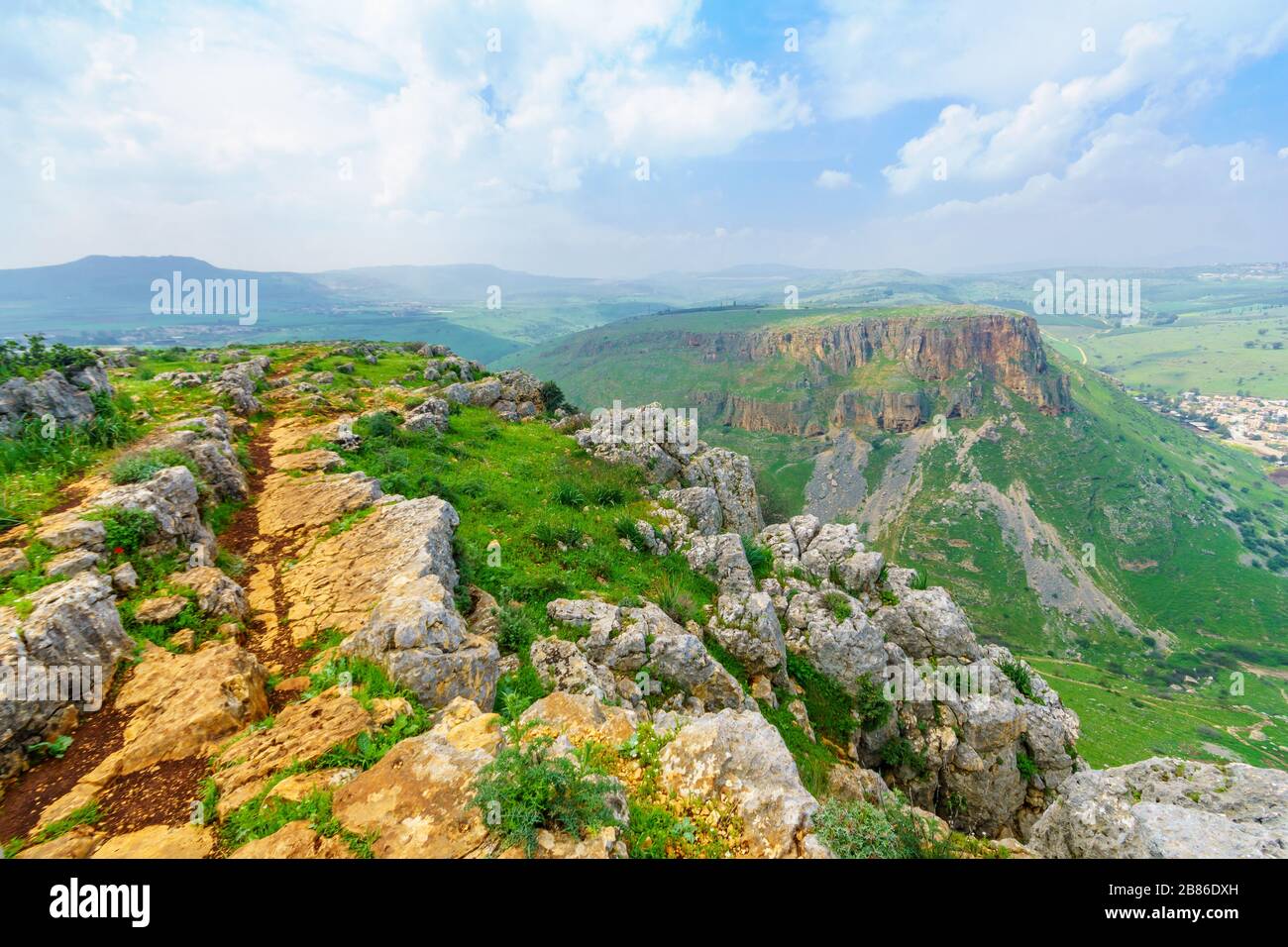 Blick auf die Landschaft vom Berg Arbel des Berges Nitay und den Hörnern von Hattin, Nordisraelisch Stockfoto