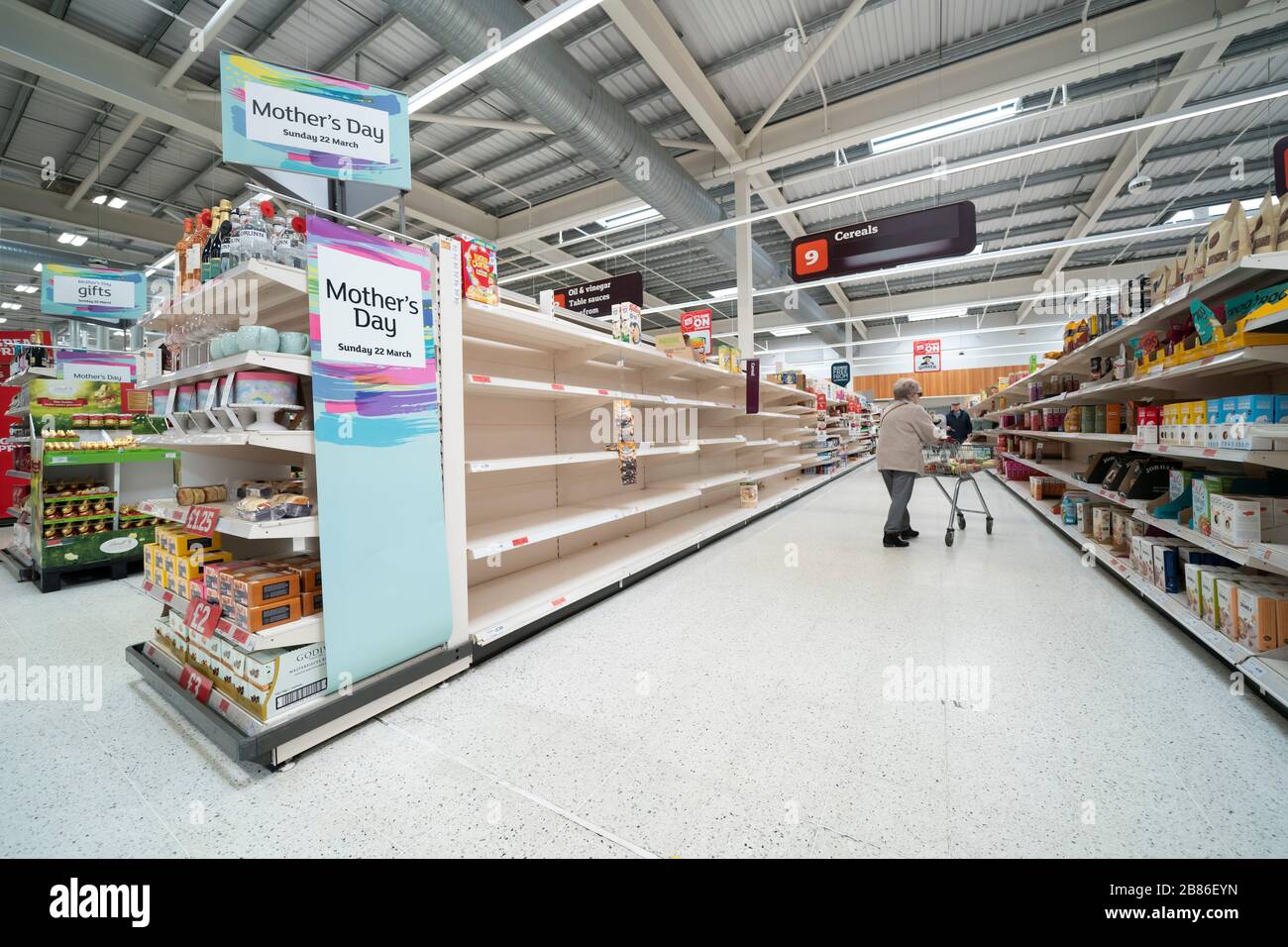 Manchester, Großbritannien. März 2020. Leere Regale werden vor dem MotherÕs Day in einem SainsburyÕs Supermarkt in North Manchester gesehen, als Lebensmitteleinzelhändler in einer Armee von Coronavirus die Òfeed nationÓ, Manchester, Großbritannien, anlocken. Guthaben: Jon Super/Alamy Live News. Stockfoto