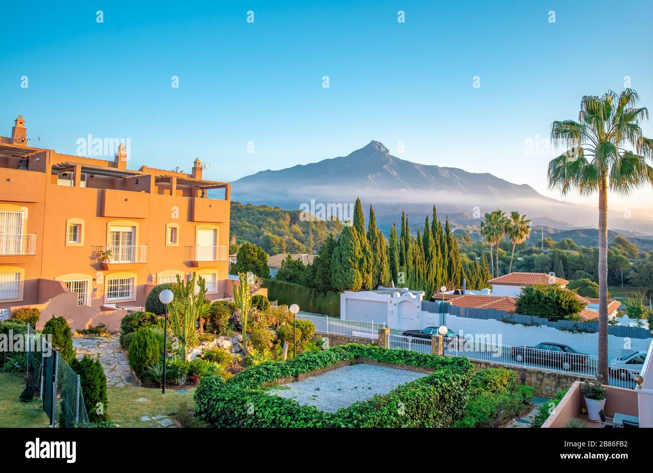 Hotelresort mit schöner Aussicht auf den spanischen Berg La Concha Stockfoto