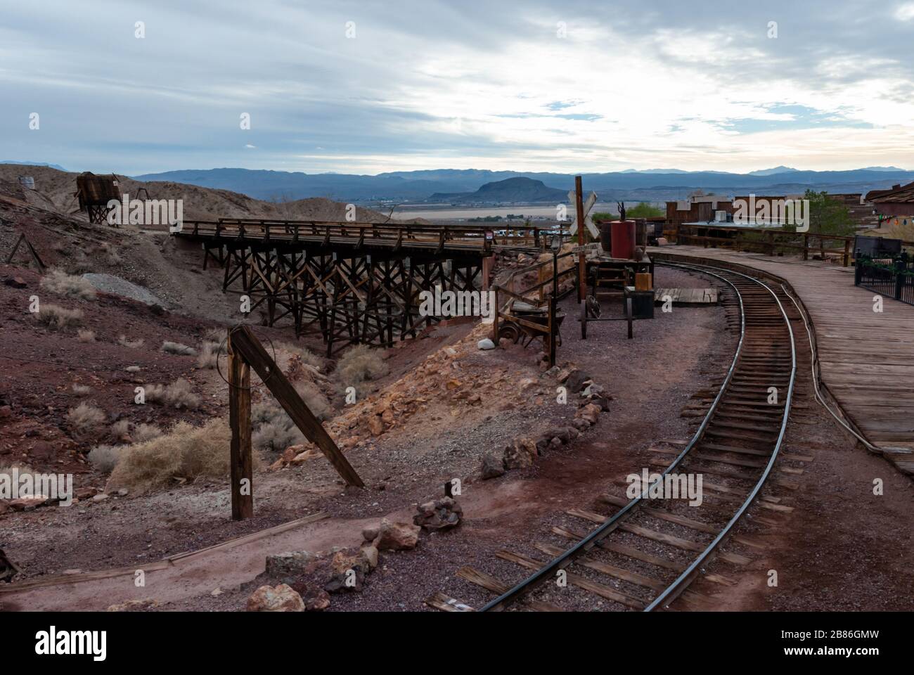 Die Eisenbahn in Calico führt eine Tour durch die alten Bergwerke der Geisterstadt Calico in den Calico Mountains der Mojave-Wüste bei Barstow, San Bernardino County. Stockfoto