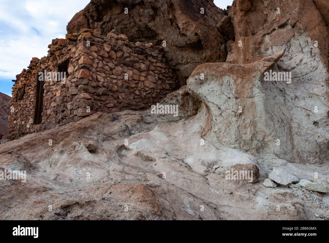 Verlassene Häuser, die im Felsen auf der Geisterstadt Calico errichtet wurden Stockfoto