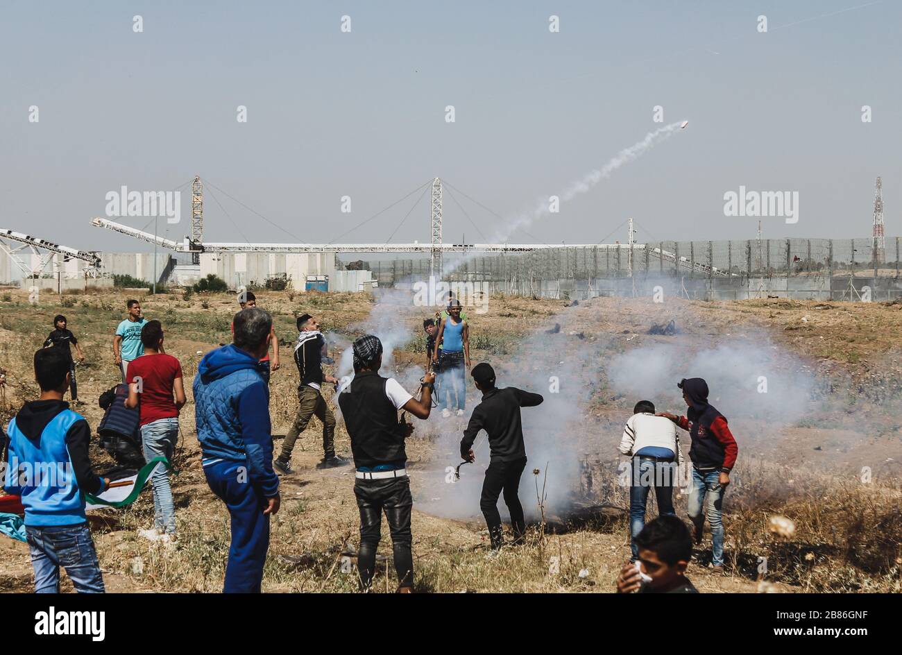 Gaza protestiert am 17. August 2018 an der Grenze zwischen Israel und Gaza gegen den marsch der Rückkehr an der Grenze Stockfoto