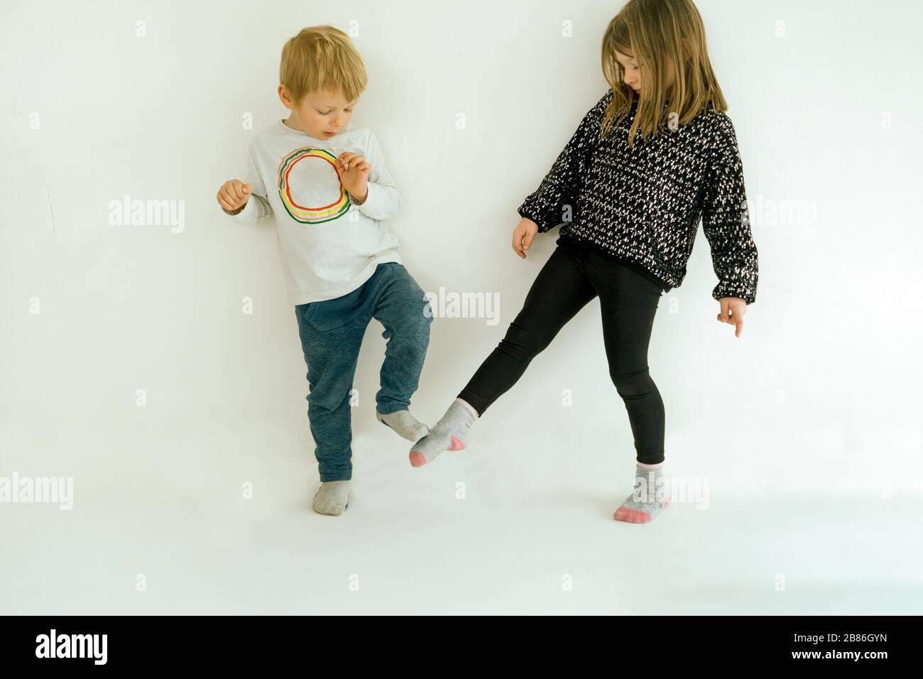 Zwei Kinder grüßen mit Fußtappen - neues Konzept der Greets in Coronavirus Kovid-19 Pandemie-Ausbruchszeit, um die Verbreitung des Virus zu vermeiden Stockfoto