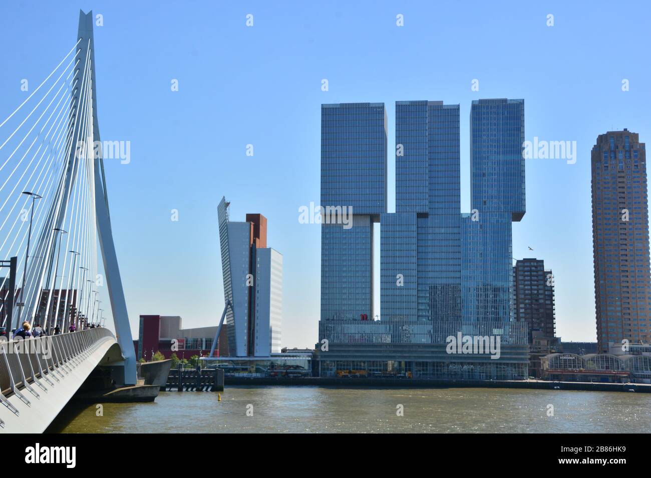 Rotterdam, die Niederlande-Juni 2019; weiter Blick auf die kultige Baskule Erasmusbrug in Rotterdam mit im Hintergrund der architektonisch interessanten bu Stockfoto