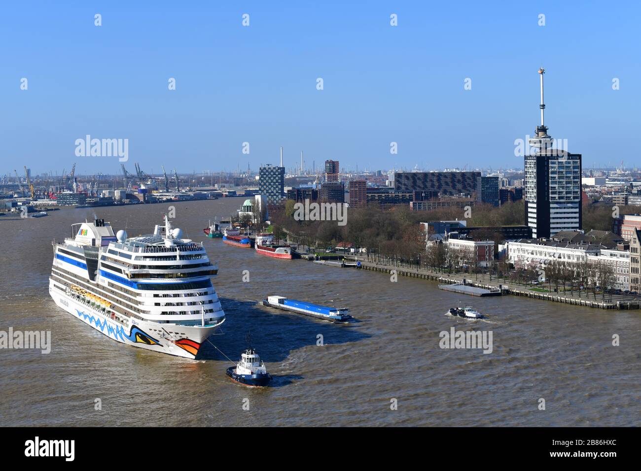 Rotterdam, der Netherlands-März 2020: Panoramaaussicht auf Kreuzfahrtschiff Aidamar, das mit dem Euromast im Rücken zum Cruiseterminal in Rotterdam kommt Stockfoto
