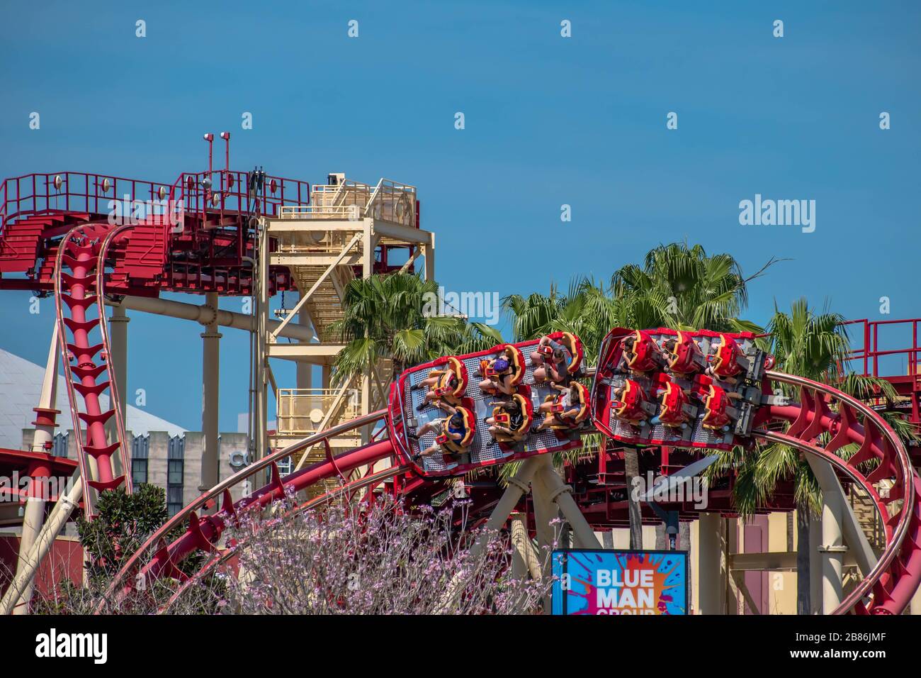 Orlando, Florida. März 2020. Leute, die Hollywood Rip Ride Rockit Achterbahn in den Universal Studios genießen Stockfoto