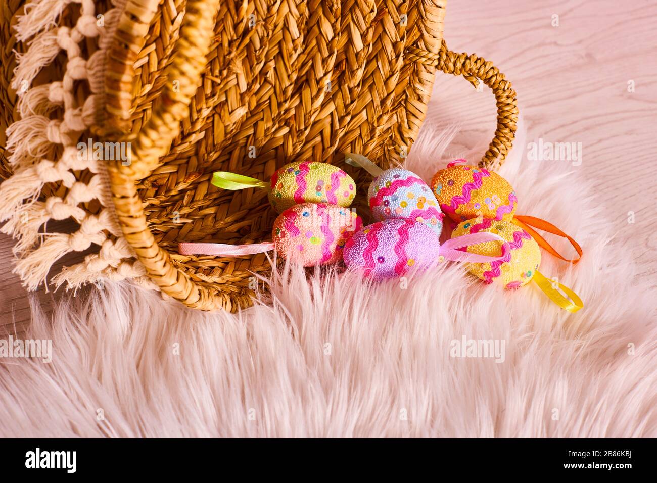 Ostereier mit Spitze, Perlen und Glitzern dekoriert. Einzigartige handbemalte Ostereier im Korb auf dem Boden. Traditionelle Dekoration zu Hause. Stockfoto