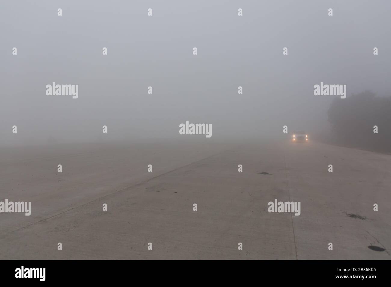 Scheinwerfer auf der nebligen Autobahn indien Stockfoto