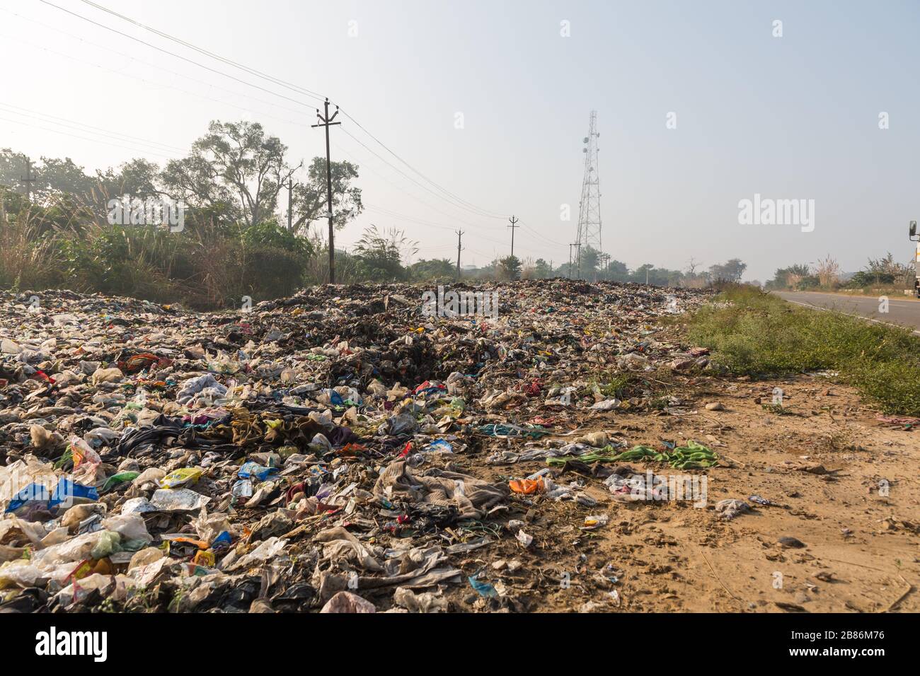 Müll an der Seite der Autobahn in indien Stockfoto