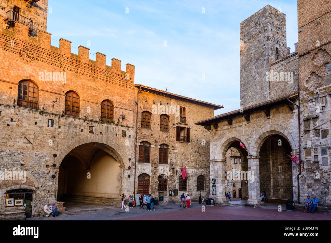 San Gimignano, Toskana: Palazzo Vecchio del Podestà mit dem Palazzo Comunale, auch Palazzo del Popolo genannt, rechts auf der Piazza del Duomo. Stockfoto