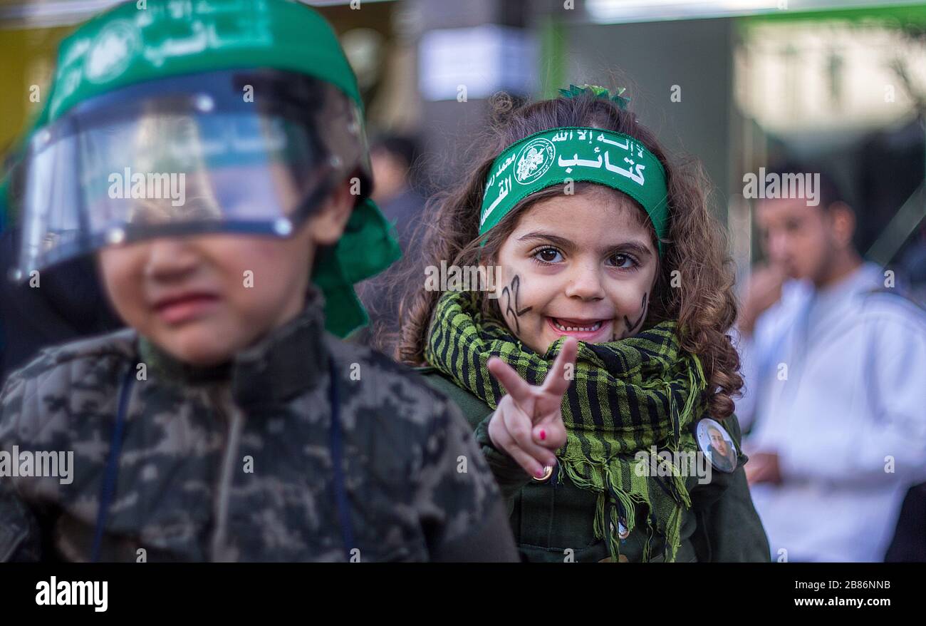 Kleine Hamas-Kinder in Kampfuniformen feiern am 321.02.2019 das Jubiläum der Hamas-Organisation Stockfoto