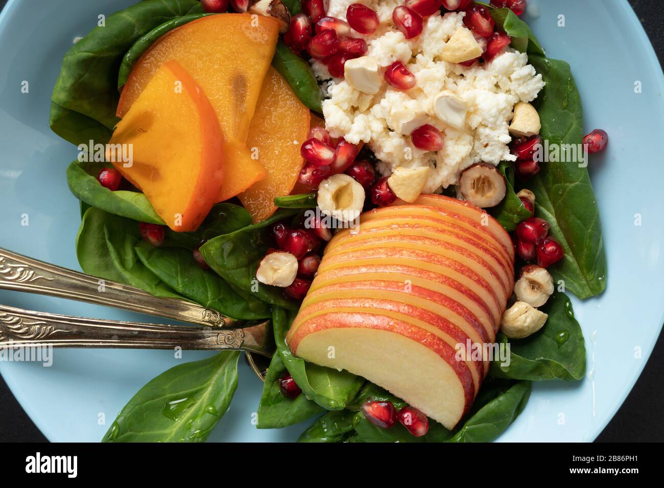 Gesunder Verzehr von Cottage Käse mit Früchten. Frühstück, gesunder Snack Stockfoto